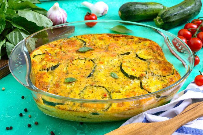 Cukinia zapiekana z jajkiem i serem - wprost z piekarnika. Przepis, który przebija klasyczny omlet