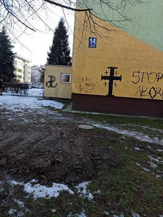 Zniszczone ściany bloków GSM w Nowym Sączu