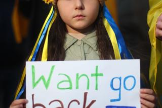 Protest przed ambasadą Rosji w Warszawie. Tłum skanduje” Putin won!