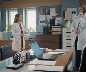 M jak miłość, odcinek 1850. Olek (Maurycy Popiel), Aneta (Ilona Janyst)