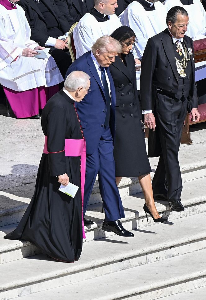 Donald Trump tuż przed pogrzebem papieża Franciszka podszedł do trumny. Co się stało?