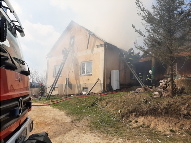 Tragedia w Jasienicy Rosielnej, pożar zabrał im dorobek życia.  Otrzymają 50 tys. złotych z budżetu województwa