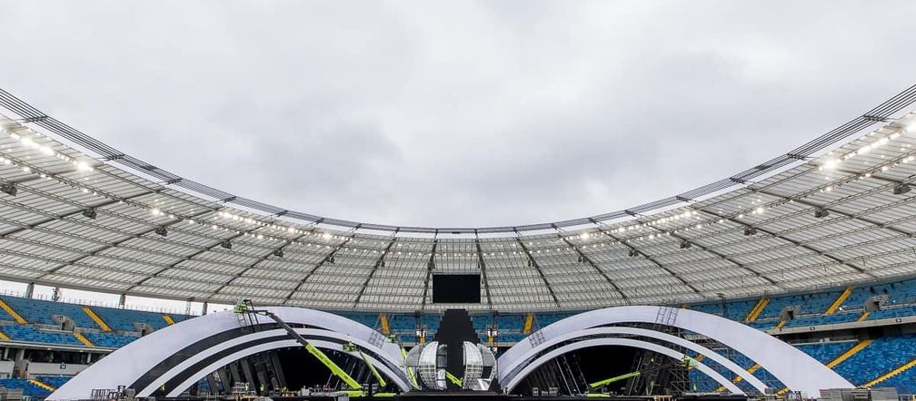 Budowa scen sylwestrowych na Stadionie Śląskim