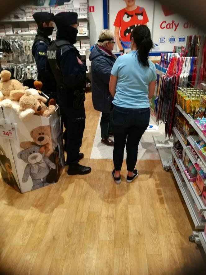 Toruń: Sanepid i policja w galeriach handlowych. To nie koniec