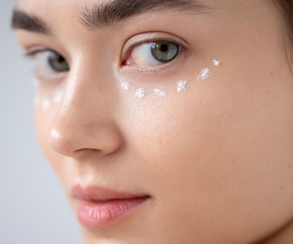 Jak prawidłowo stosować krem pod oczy? Sprawdź, czy nie popełniasz tych błędów