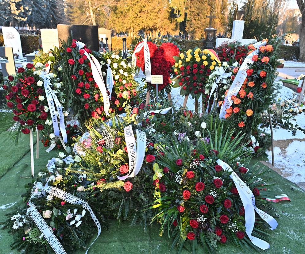 Wieńce na grobie Janusza Gortata