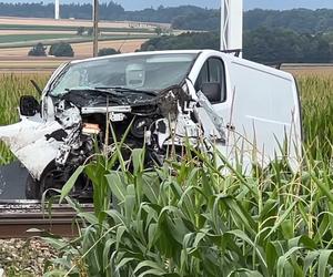 Wypadek na przejeździe kolejowym w Roszkowie. Dostawczak wjechał pod pociąg 