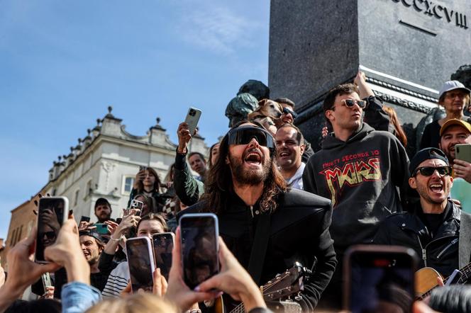 Jared Leto zagrał spontaniczny koncert pod pomnikiem Mickiewicza w Krakowie