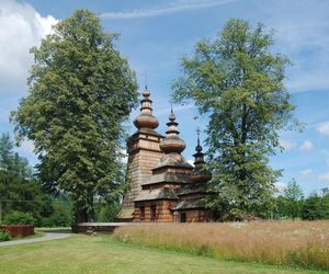 To dawna małopolska wieś rycerska. Znajduje się w niej najpiękniejsza łemkowska cerkiew