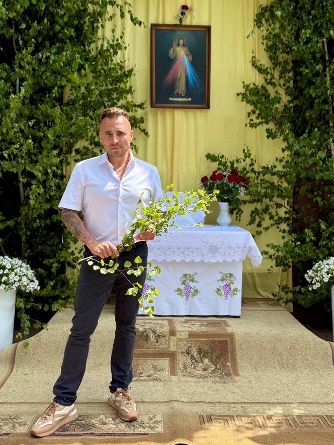 Czadoman pod ołtarzem na Boże Ciało