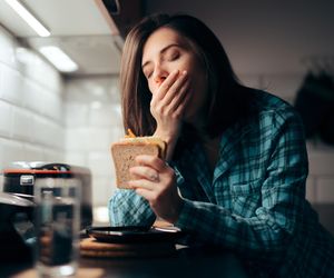 Wątroba nie lubi nieregularnych posiłków. Ryzyko tych chorób rośnie gwałtownie