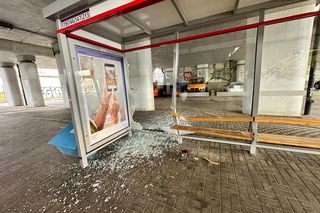 Przyczepka odpadła od auta i huknęła w przystanek autobusowy. Kobieta została ciężko ranna