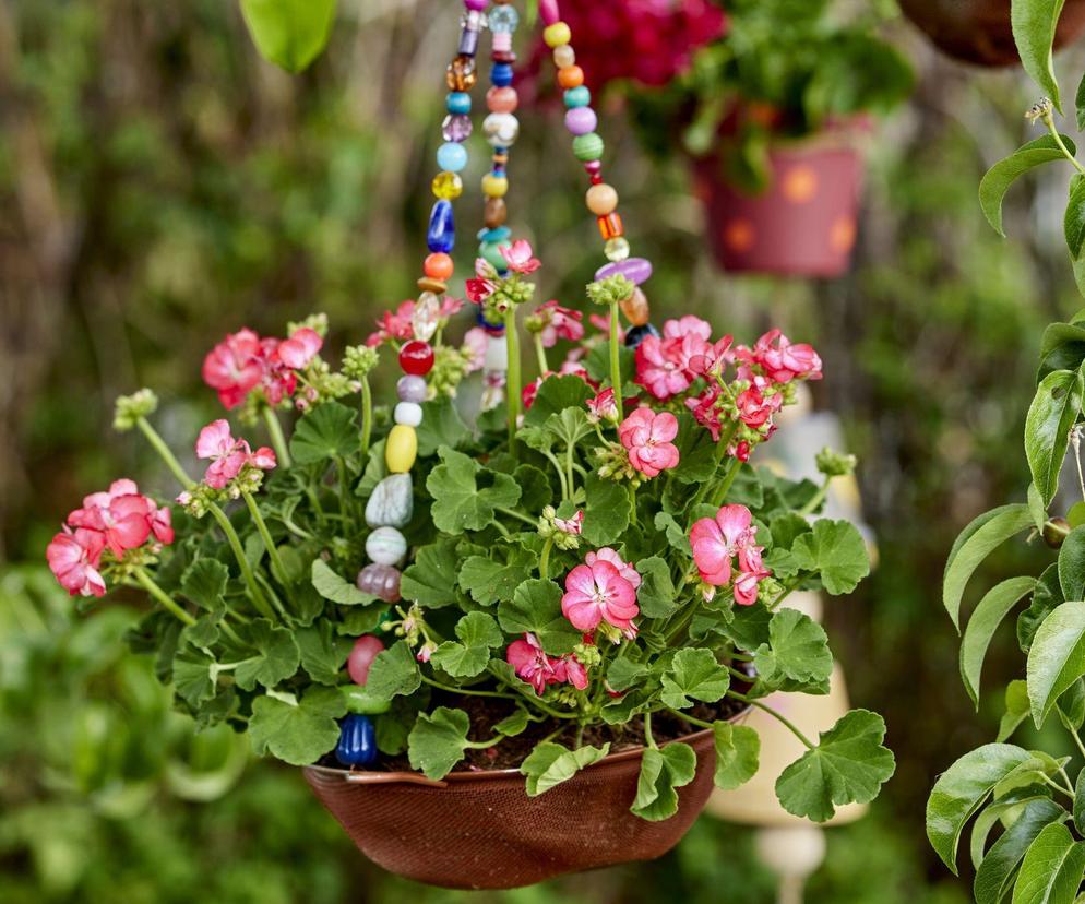 Wiszący kwietnik DIY z sitka i koralików – postaw na recykling!