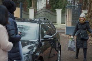 M jak miłość, odcinek 1868. Kinga (Katarzyna Cichopek), Marysia (Małgorzata Pieńkowska), pani Ola (Ewa Kolasińska)