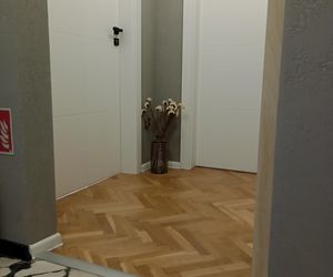 Wnętrze po metamorfozie -  parkiet i marmur po renowacji