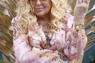 Różowiutka Magda Gessler wdzięczy się jak mała dziewczynka. I włoski jakby jaśniejsze...