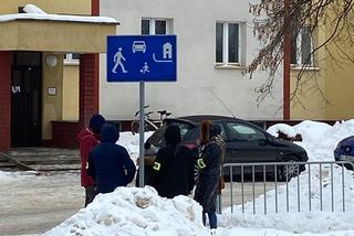Próba porwania dziecka w Białymstoku. Rodzice są przerażeni. Ciemny samochód, mężczyzna w okularach