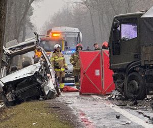 Masowy wypadek pod Warszawą! Zderzenie trzech aut z wojskową ciężarówką. Jedna osoba nie żyje