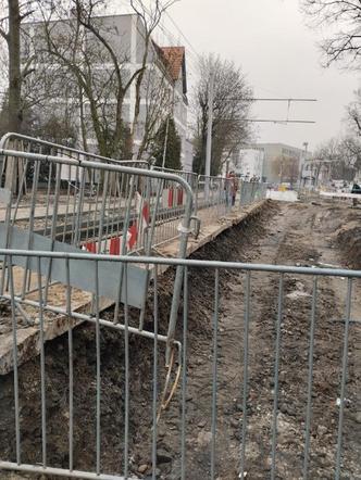 Wpadł do wykopu i zmarł. Co się stało na przystanku grozy?