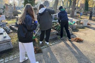 Uczniowie w czasie lekcji posprzątali Cmentarz Starofarny w Bydgoszczy. To dla nich ważna szkoła!