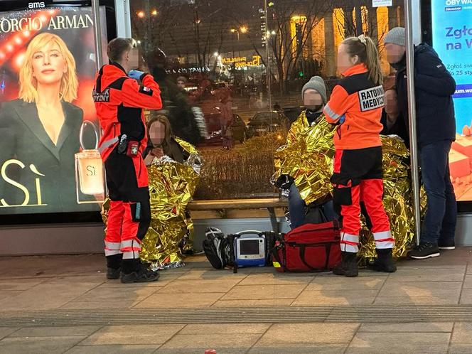 Totalny paraliż centrum Warszawy. 6 samochodów rozbitych, wraki blokują torowisko