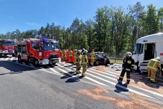 Bełchatów. Śmiertelny wypadek na DK 74. 20-latek wjechał pod cysternę [ZDJĘCIA]. 