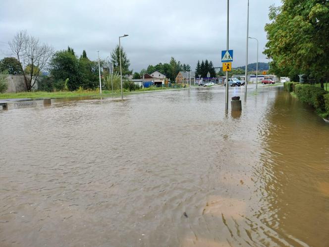 Jelenia Góra zalana. Pod wodą jest już 30 domostw, wiele dróg jest nieprzejezdnych 