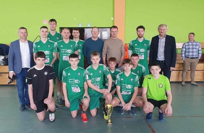 Seniorzy kopali piłkę na hali o puchar wójta gminy Iława
