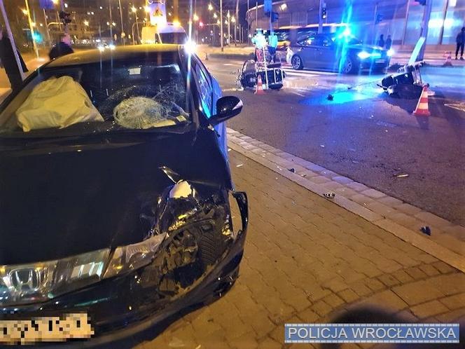 O krok od tragedii we Wrocławiu. Honda wjechała w maszynę do malowania pasów