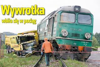 Warszawa. Wywrotka wbiła się w pociąg