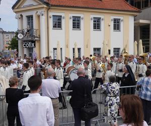 Boże Ciało 2024. Tłumy wiernych przeszły w procesji ulicami Białegostoku