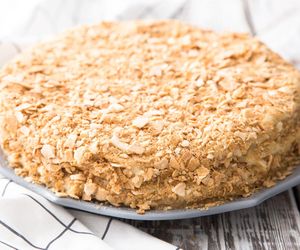 Rurki waflowe przekładam kremem i wstawiam do lodówki. To najlepsze ciasto bez pieczenia na upały