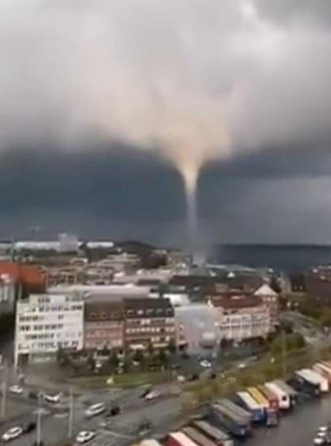 Tornado porywa ludzi i wrzuca do Bałtyku! Szok na wybrzeżu