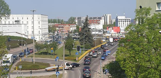Białystok. Wypadek w centrum Białegostoku. Opel na dachu