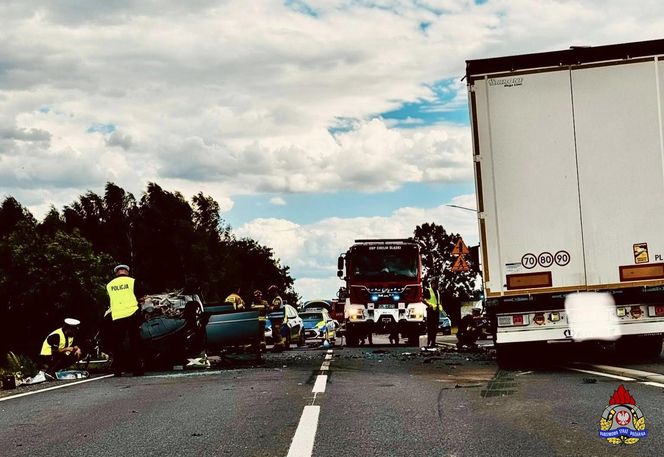 Wypadek w Chełmie Śląskim. Kierowca wjechał pod ciężarówkę