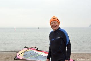 Znów pływał! „Małolat” z Gdyni rekordowym windsurferem. Niesamowity Piotr Dudek ma 90 lat!