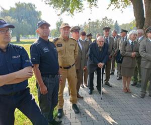 Trzy młode buki purpurowe na Skwerze Leśników Polskich wspólnie zasadzili pracownicy Nadleśnictwa Siedlce i Lasów Państwowych, władze miasta Siedlce i radni.