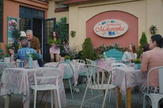 M jak miłość, odcinek 1841. Aleksandra (Małgorzata Pieczyńska), Erwin (Andrzej Dopierała), pijak (Henryk Rajfer)