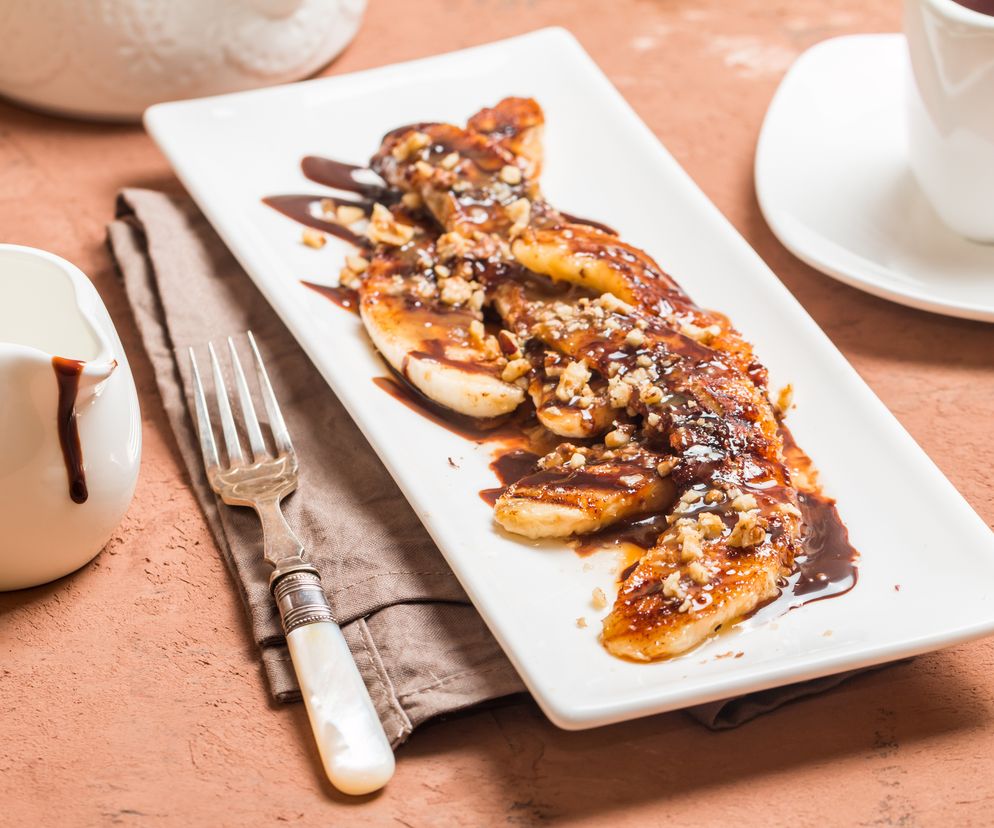 Pieczone banany z orzechami - prosty pomysł na szybki deser