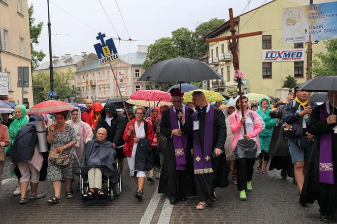 Lubelska Piesza Pielgrzymka na Jasną Górę 2024. Pątnikom deszcz niestraszny!