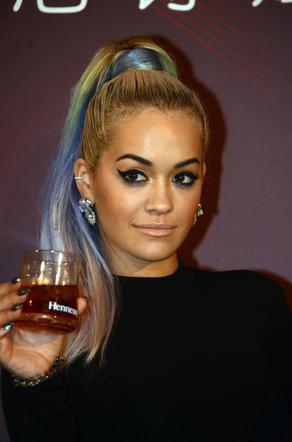 Rita Ora w kolorowych włosach