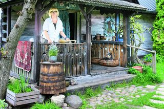 Artystka w zabytkowej kurpiowskiej chacie. 130-letni dom tętni teraz nowym życiem. Wcześniej żyła na dwa domy
