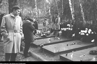 Wszystkich Świętych w Polsce Ludowej. Od chryzantem i zniczy po cenzurę. Ile wiesz o obchodach w tamtych czasach?