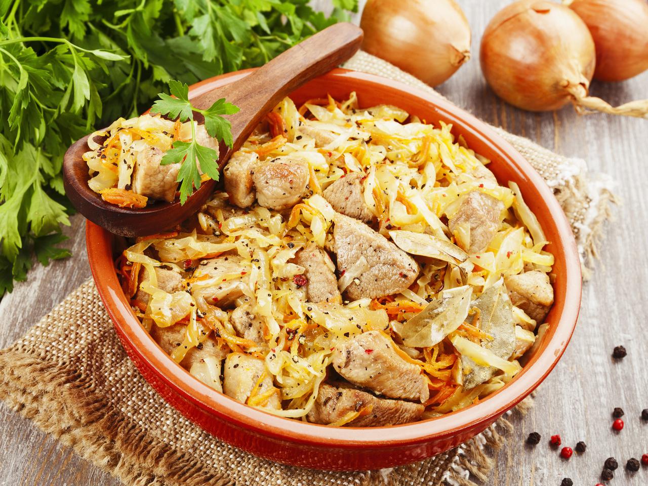 Schab karkowy z kapustą kiszoną na obiad: karkówka duszona z kapustą [przepis]