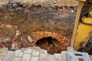 Niespodziewane odkrycie na Starym Mieście. Pod ziemią znaleziono ceglany kanał