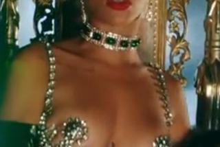 Rihanna Pour it Up (4)