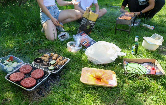 Grill, opalanie się, jazda na rowerze. Sprawdź, w których warszawskich parkach lepiej tego nie robić