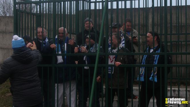 Skandal na meczu. Kibice Hutnika Kraków trzymani... w klatce niczym dzikie zwierzęta