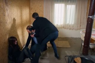 Ege uratuje Zeynep, choć porywacz pchnie ją nożem.