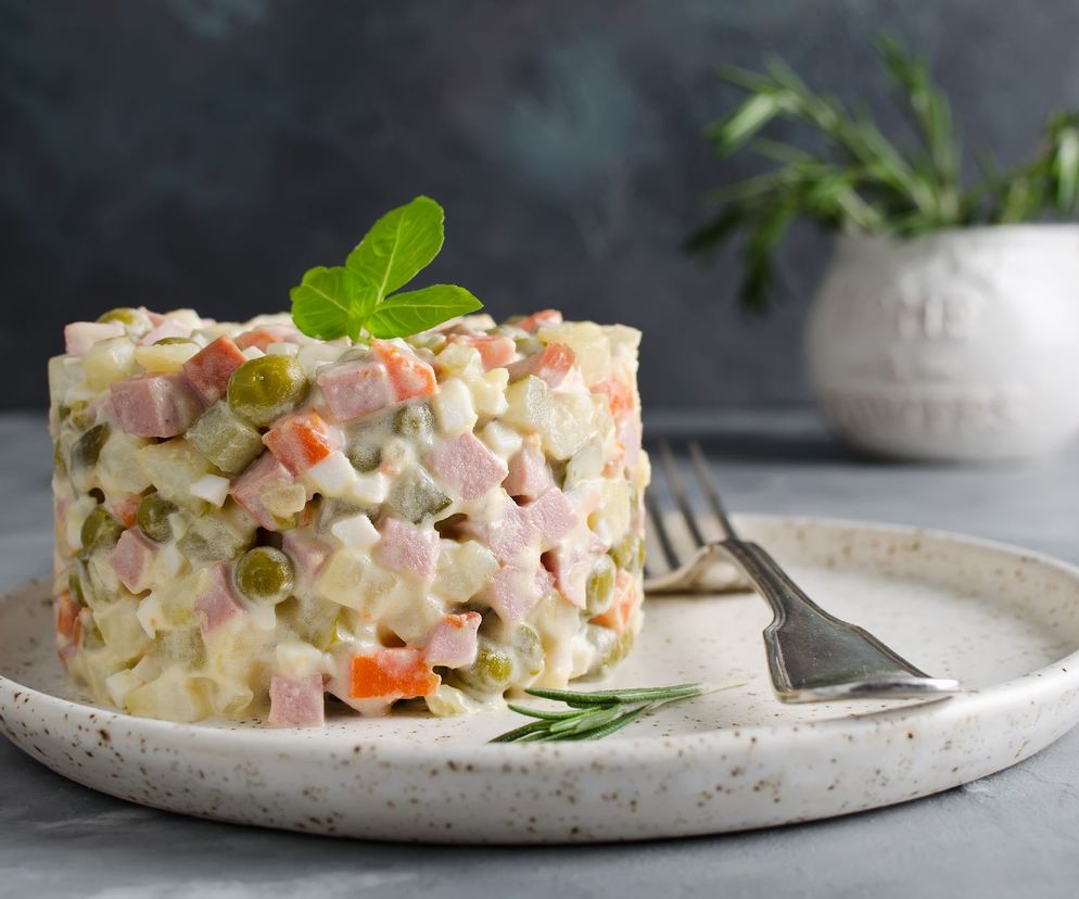 Sałatka Olivier - sycący rosyjski wariant sałatki jarzynowej